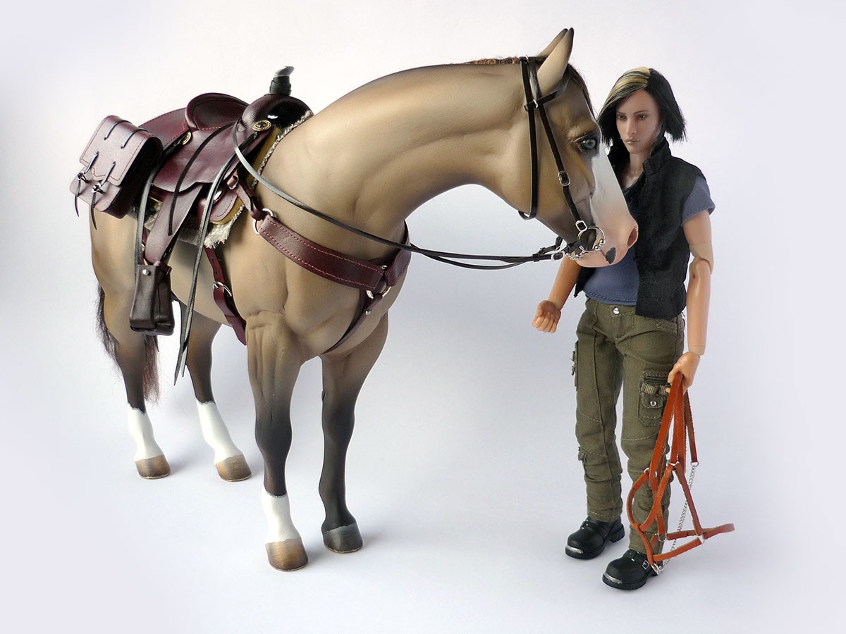 mahogany-saddle-and-saddlebags-on-horse-with-Jade-figure-01